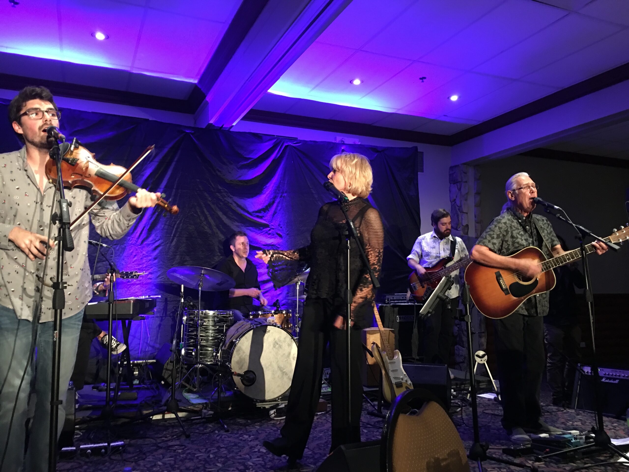 lina boudreau sur scène avec ses musiciens