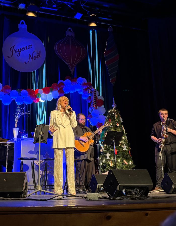 spectacle de noel de Lina Boudreau sur scène