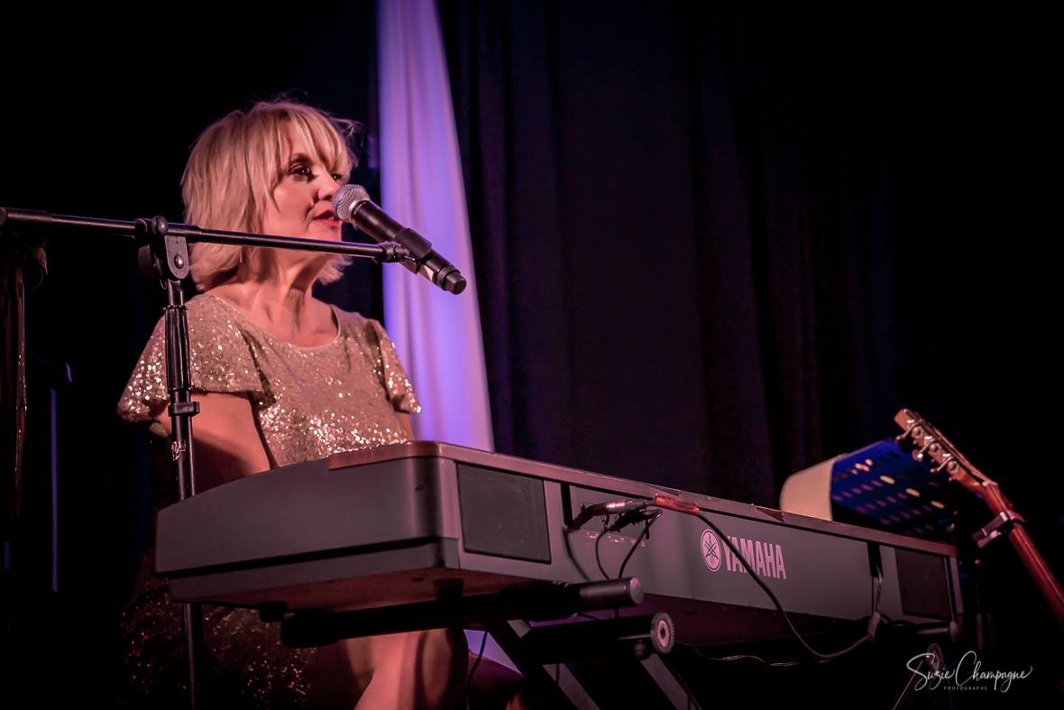 la chanteuse Lina Boudreau sur scène